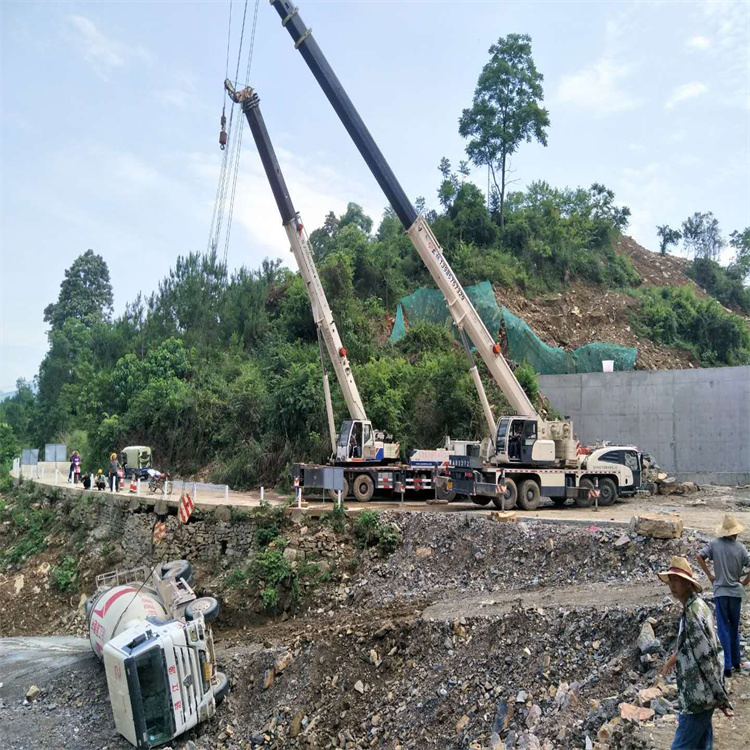 忠县汽车掉沟里叫吊车救援要多少钱